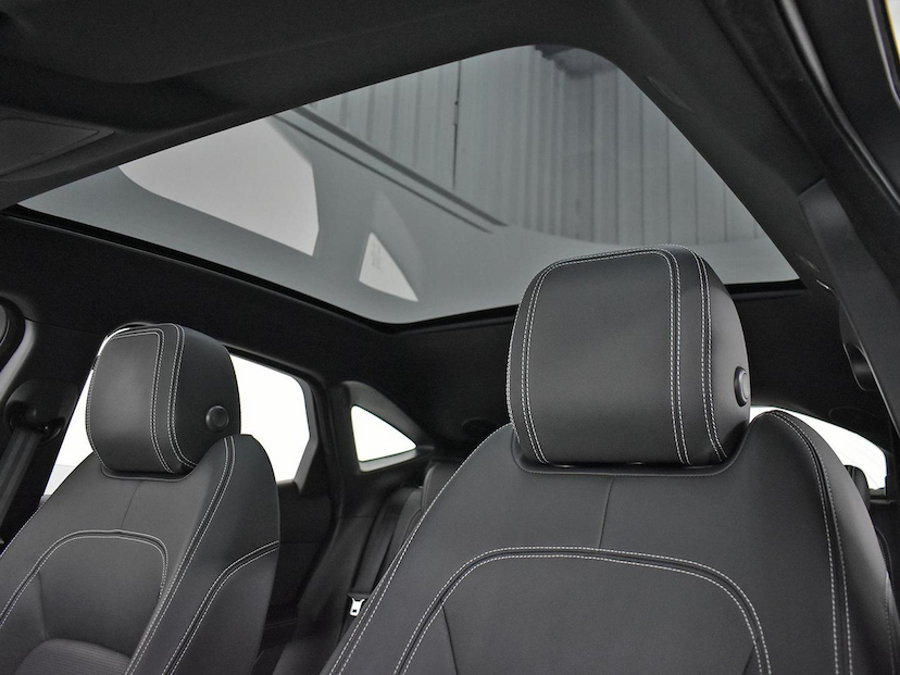 Foto do veículo JAGUAR E-PACE  R-DYNAMIC SE 2.0 AWD 300CV AUT. 2019 37.115 KM 229.000,00