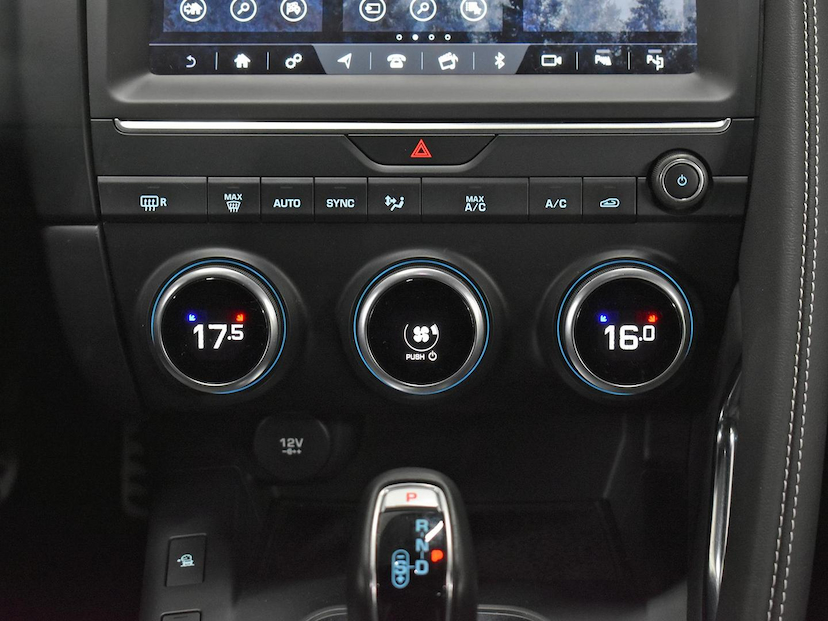 Foto do veículo JAGUAR E-PACE  R-DYNAMIC SE 2.0 AWD 300CV AUT. 2019 37.115 KM 229.000,00