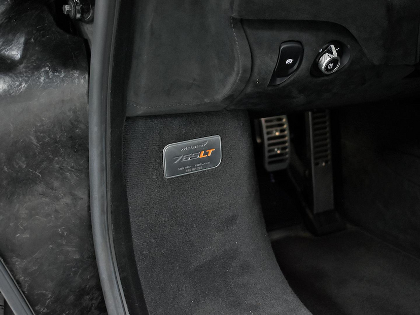 Foto do veículo MCLAREN 765LT  COUPE 4.0 BI-TURBO V8 2021 1.568 KM 4.700.000,00