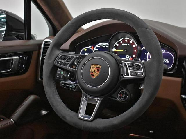 Foto do veículo PORSCHE CAYENNE  COUPE TURBO S E-HYBRID 4.0 2023 12.561 KM 1.050.000,00