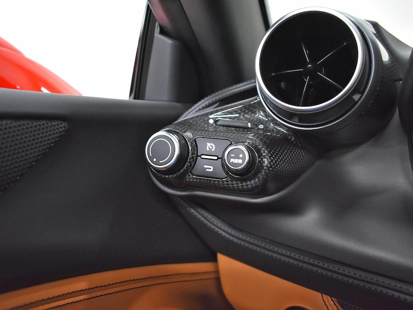 Foto do veículo FERRARI F8  SPIDER 3.9 V8 BI-TURBO 720CV 2022 4.693 KM 4.250.000,00