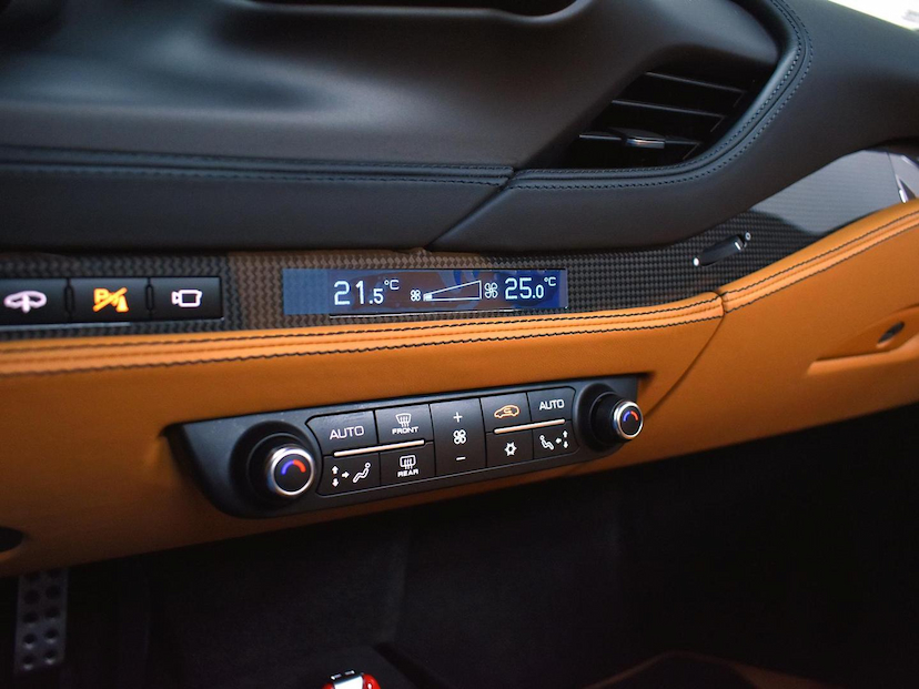 Foto do veículo FERRARI F8  SPIDER 3.9 V8 BI-TURBO 720CV 2022 4.693 KM 4.250.000,00