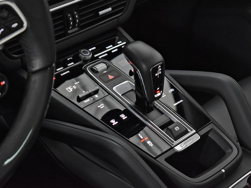 Foto do veículo PORSCHE CAYENNE  COUPE E-HYBRID 3.0 V6 462CV 2023 17.845 KM 750.000,00