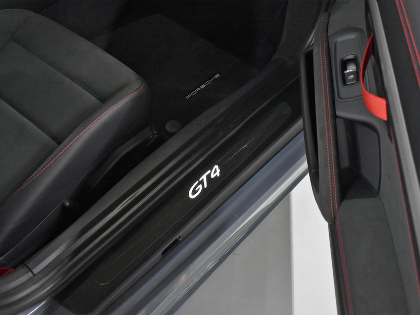 Foto do veículo PORSCHE 718  CAYMAN GT4 4.0 420CV 2023 2.135 KM 925.000,00