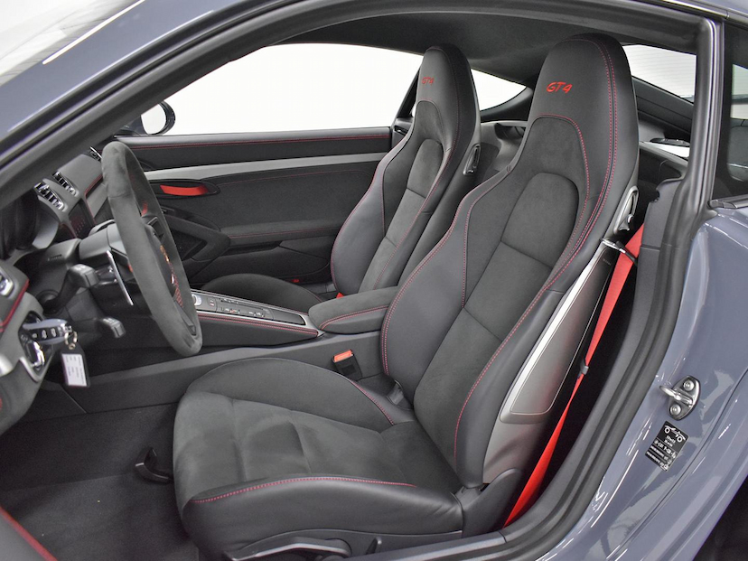 Foto do veículo PORSCHE 718  CAYMAN GT4 4.0 420CV 2023 2.135 KM 925.000,00