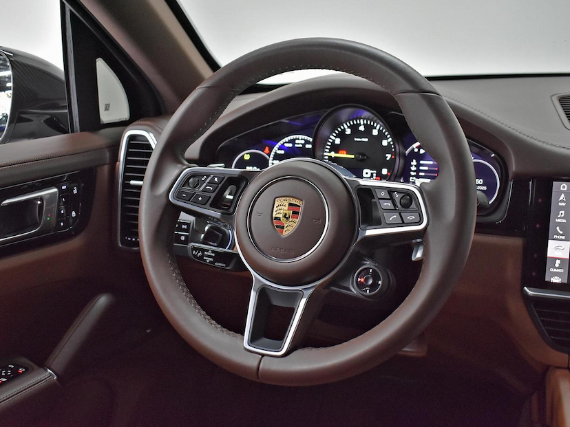 Foto do veículo PORSCHE CAYENNE  COUPE E-HYBRID 3.0 V6 462CV 2021 22.905 KM 650.000,00