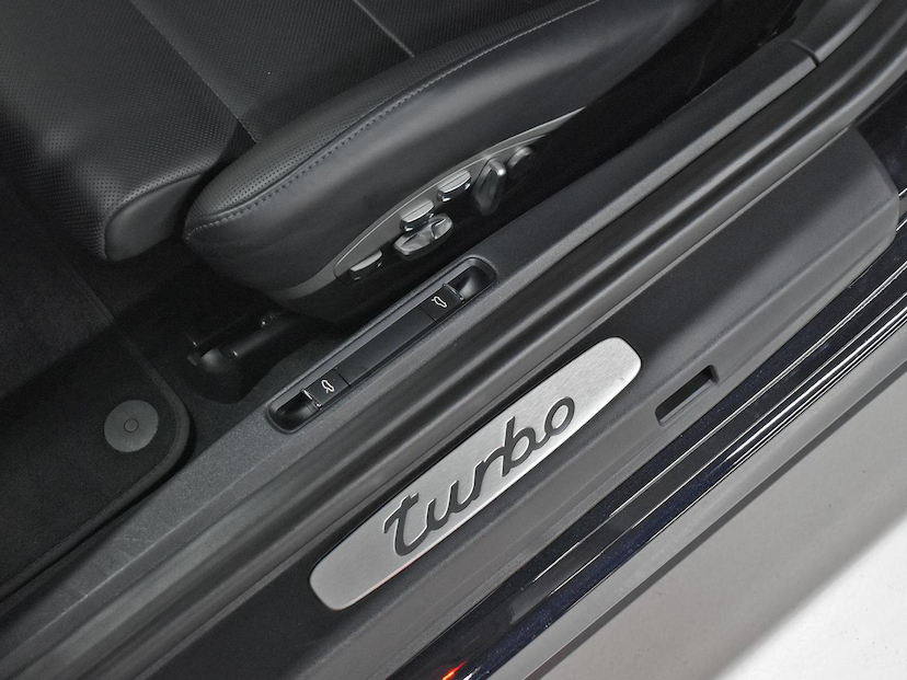 Foto do veículo PORSCHE 911  TURBO 3.8 520 CV 2015 3.770 KM 950.000,00