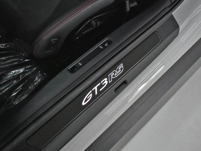 Foto do veículo PORSCHE 911  GT3 RS 2024 2.385 KM 3.490.000,00