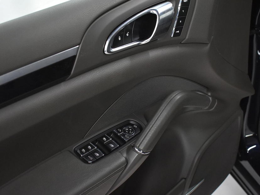Foto do veículo PORSCHE CAYENNE  V6 2016 65.165 KM 200.000,00