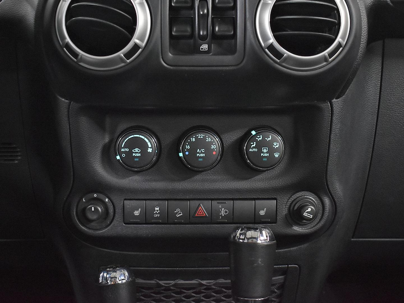Foto do veículo JEEP WRANGLER  UNLIMITED SAHARA 3.6 V6 4P 2018 26.020 KM 310.000,00