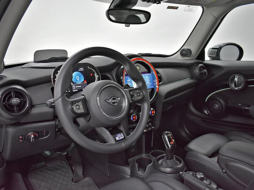 Foto do veículo MINI COOPER  S MAYFIELD EDITION 2.0 TB. 3P AUT 2024 16.100 KM 215.000,00