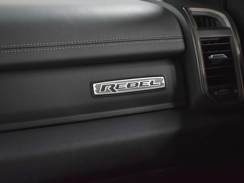Foto do veículo RAM 1500  REBEL 5.7 HEMI CD V8 4X4 AUT. 2022 37.880 KM 420.000,00