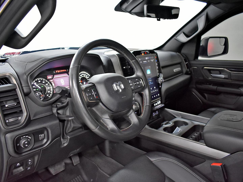Foto do veículo RAM 1500  REBEL 5.7 HEMI CD V8 4X4 AUT. 2022 37.880 KM 420.000,00