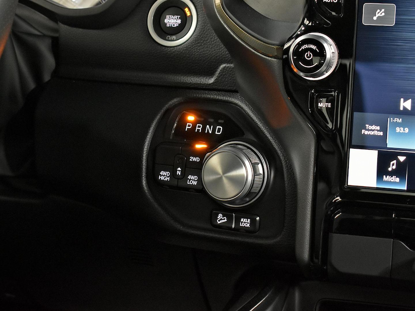 Foto do veículo RAM 1500  REBEL 5.7 HEMI CD V8 4X4 AUT. 2022 37.880 KM 420.000,00