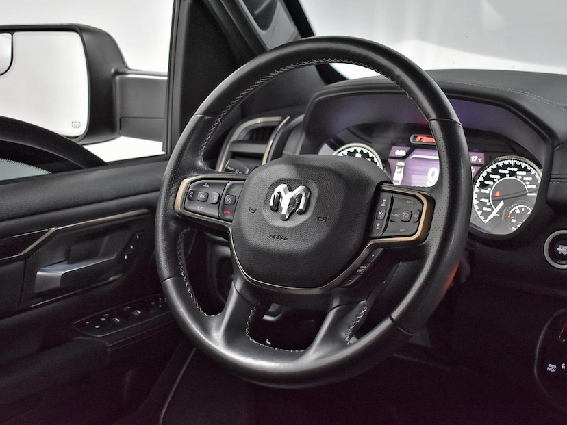 Foto do veículo RAM 1500  REBEL 5.7 HEMI CD V8 4X4 AUT. 2022 37.880 KM 420.000,00