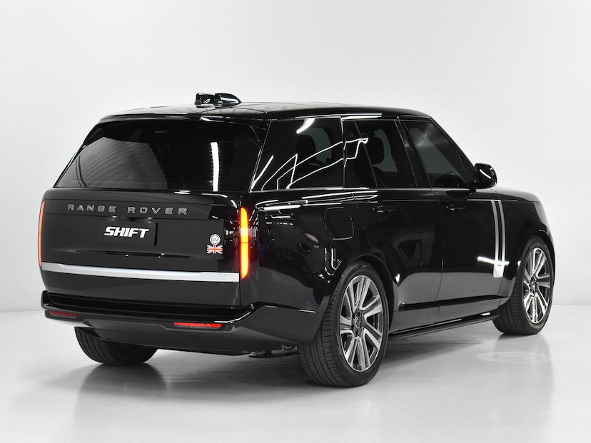 Foto do veículo LAND ROVER RANGE ROVER SV RANGE ROVER SV. 3.0 I6 TB DIE. (HíB.) 2024 3.680 KM 1.500.000,00