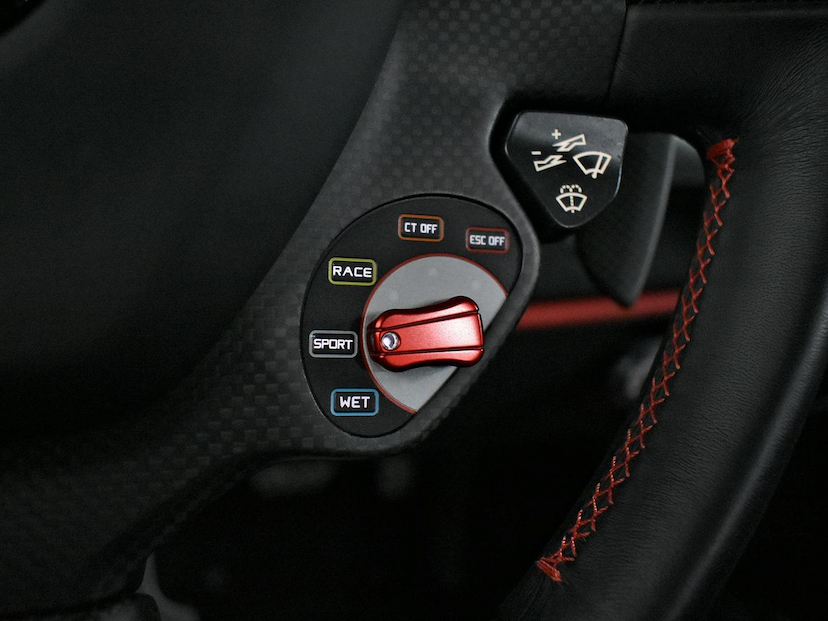 Foto do veículo FERRARI 488 GTB  PISTA 3.9 V8 720CV 2019 3.165 KM 5.600.000,00
