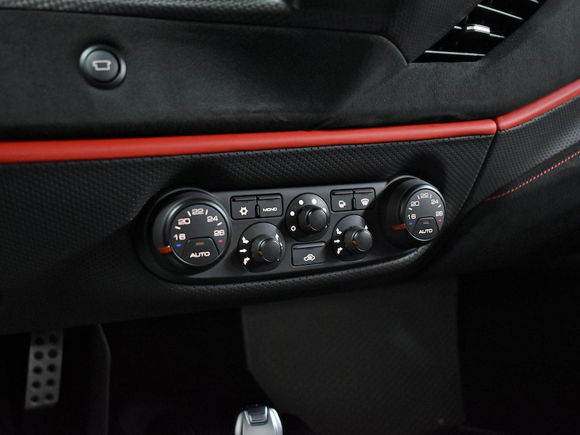 Foto do veículo FERRARI 488 GTB  PISTA 3.9 V8 720CV 2019 3.165 KM 5.600.000,00