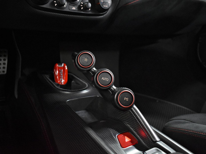 Foto do veículo FERRARI 488 GTB  PISTA 3.9 V8 720CV 2019 3.165 KM 5.600.000,00