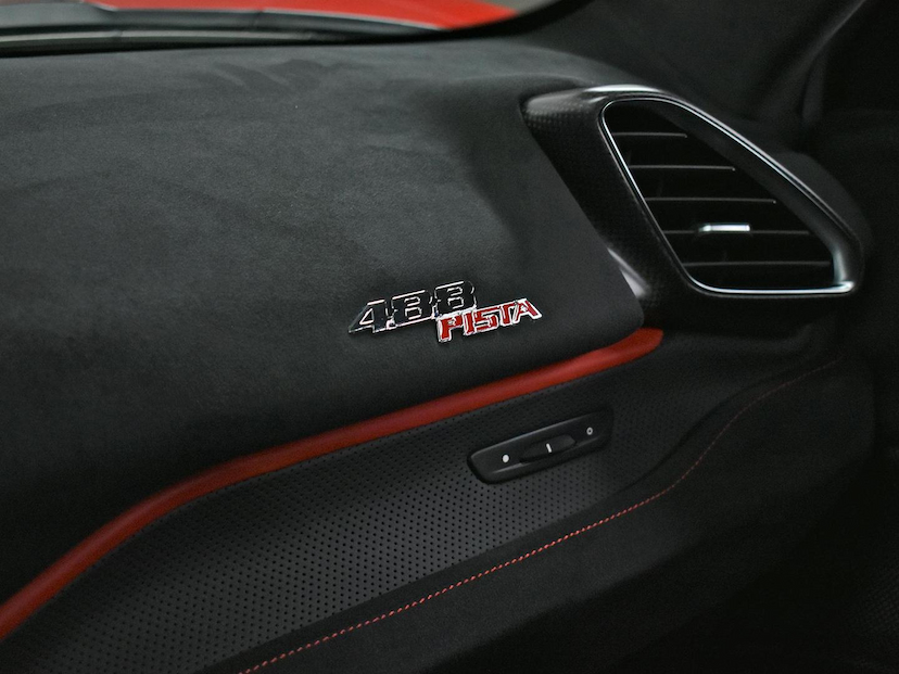Foto do veículo FERRARI 488 GTB  PISTA 3.9 V8 720CV 2019 3.165 KM 5.600.000,00
