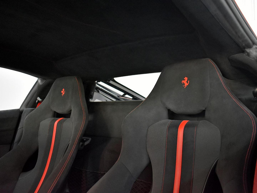 Foto do veículo FERRARI 488 GTB  PISTA 3.9 V8 720CV 2019 3.165 KM 5.600.000,00