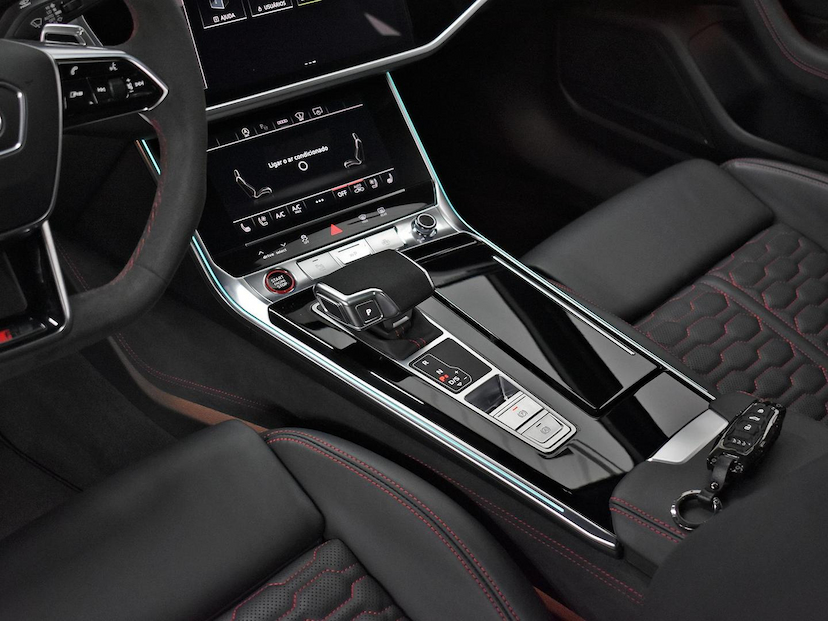 Foto do veículo AUDI RS6 RS6 4.0 AVANT.PERF TFSI QUAT.TIP.(HIB) 2025 2.065 KM 1.150.000,00