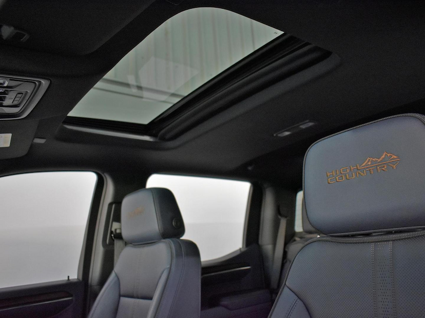 Foto do veículo CHEVROLET SILVERADO  HIGH COUNTRY 5.3 V8 AWD AUT. 2024 43.420 KM 395.000,00