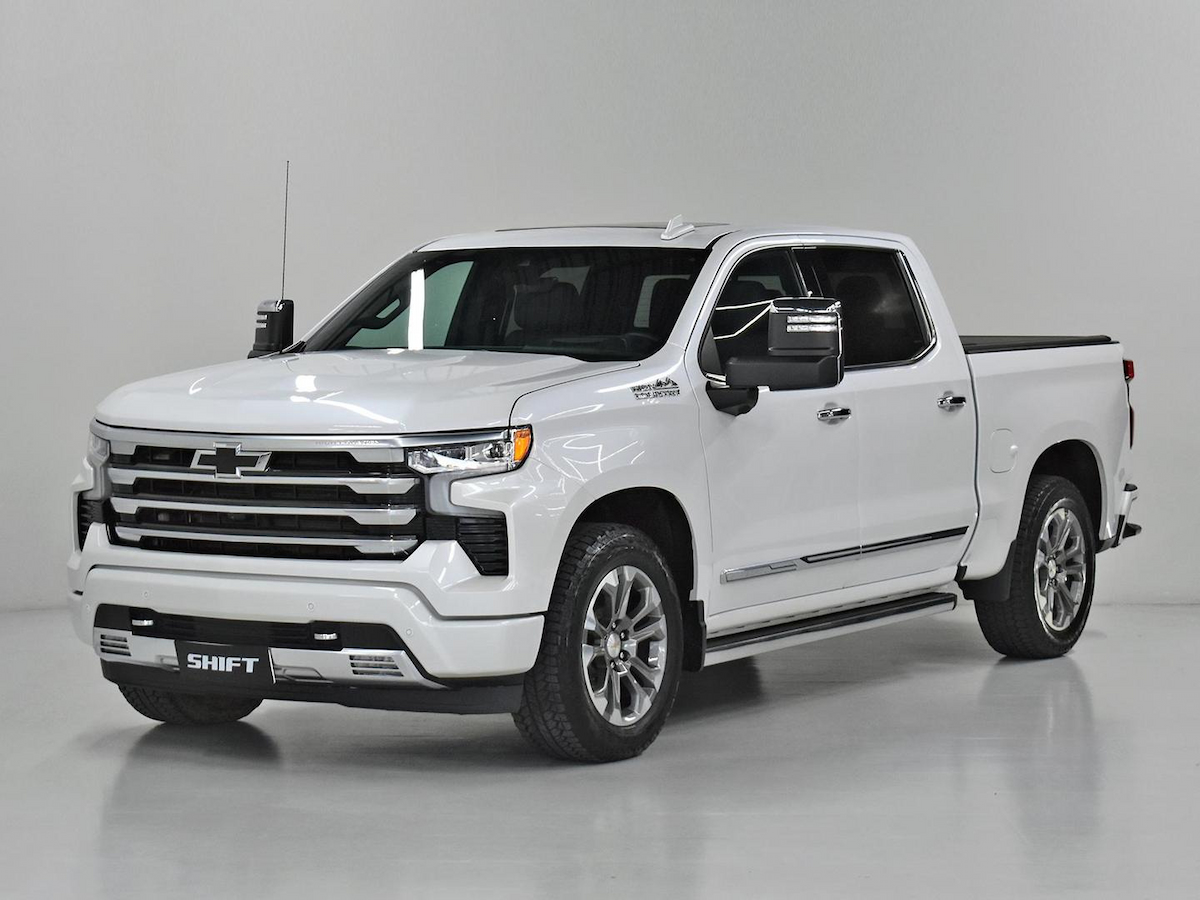 Foto do veículo CHEVROLET SILVERADO  HIGH COUNTRY 5.3 V8 AWD AUT. 2023/2024 22.990 KM R$ 409.000,00