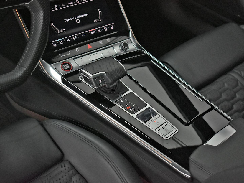Foto do veículo AUDI RS6  4.0 AVANT TFSI BI-TB QUAT.TIP.(HIB.) 2021 26.220 KM 787.000,00