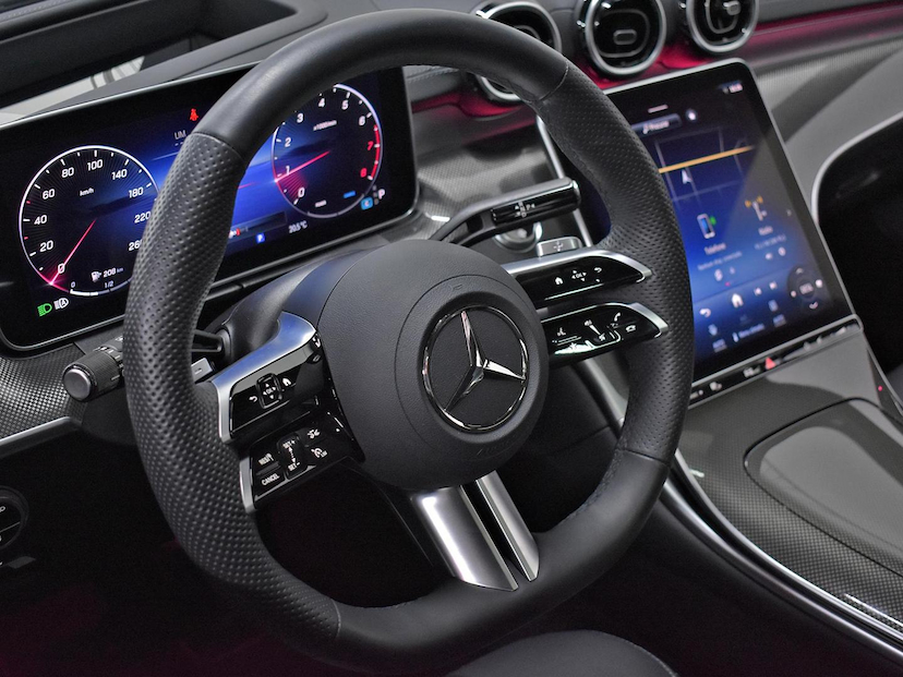 Foto do veículo MERCEDES-BENZ C 300 C300 AMG LINE 2024 24.720 KM 340.000,00