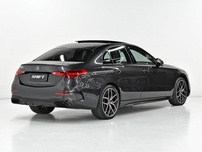 Foto do veículo MERCEDES-BENZ C 300 C300 AMG LINE 2024 24.720 KM 340.000,00