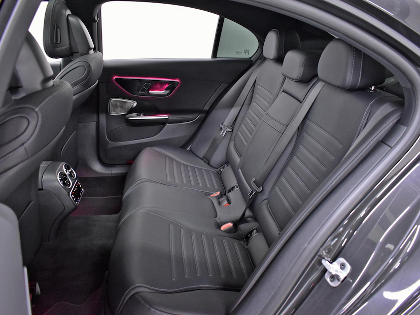 Foto do veículo MERCEDES-BENZ C 300 C300 AMG LINE 2024 24.720 KM 340.000,00