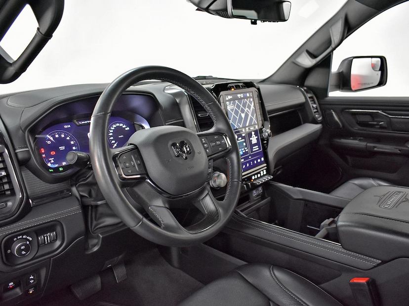 Foto do veículo RAM 1500  LIMITED 5.7 CD 4X4 AUT. 2024 25.245 KM 450.000,00