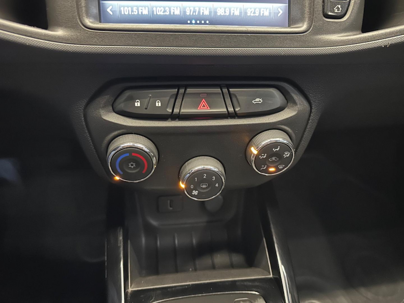 Foto do veículo CHEVROLET ONIX  LTZ 1.4 MPFI 8V 4P AUT. 2019 96.050 KM 68.900,00
