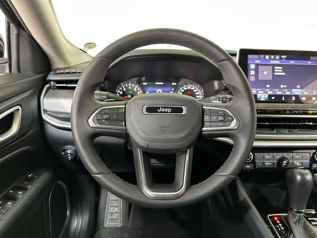 Foto do veículo JEEP COMPASS  LONG TF 2022 24.066 KM 136.900,00