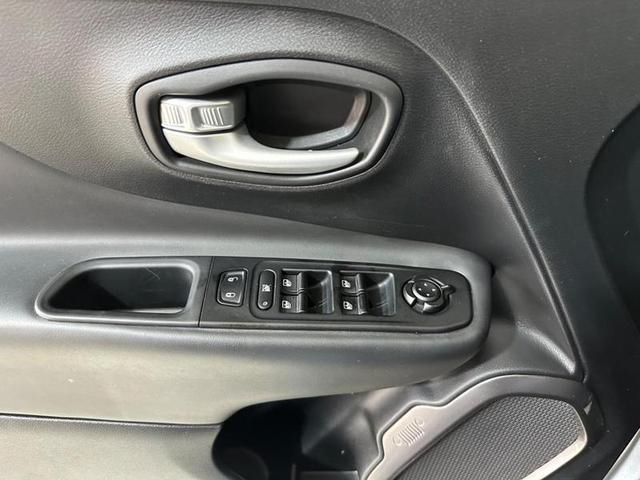 Foto do veículo JEEP RENEGADE  LONGITUDE T270 1.3 TB 4X2 FLEX AUT 2022 39.508 KM 110.900,00