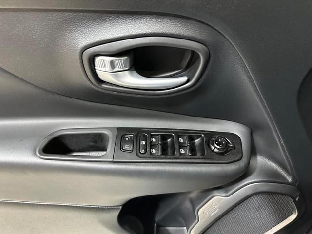Foto do veículo JEEP RENEGADE  S T270 FLEX 4X4 2023 25.619 KM 131.900,00