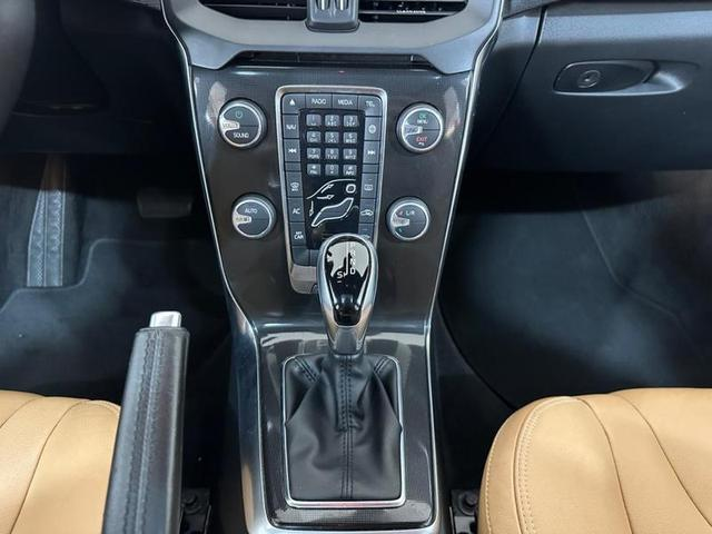 Foto do veículo VOLVO V40  T4 2018 64.479 KM 119.900,00