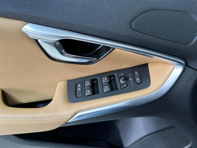 Foto do veículo VOLVO V40  T4 2018 64.479 KM 119.900,00