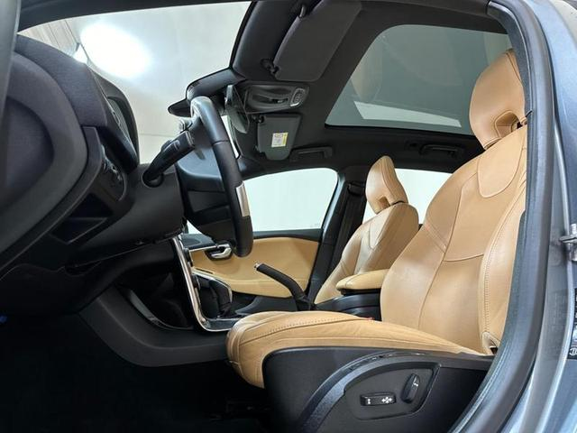 Foto do veículo VOLVO V40  T4 2018 64.479 KM 119.900,00
