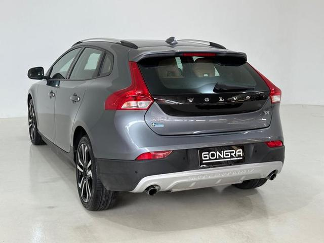 Foto do veículo VOLVO V40  T4 2018 64.479 KM 119.900,00