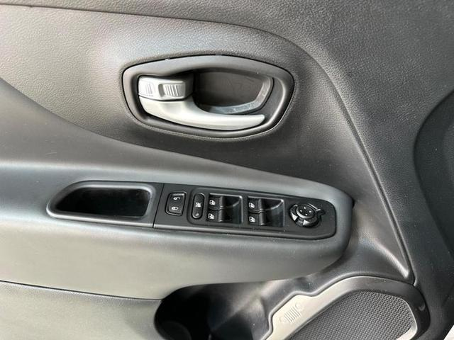 Foto do veículo JEEP RENEGADE  LONGITUDE T270 1.3 TB 4X2 FLEX AUT 2022 20.942 KM 116.900,00