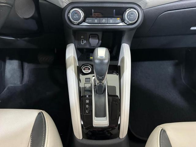 Foto do veículo NISSAN VERSAILLES ROYALE  1.6 EXCLUSIVE CVT 2022 11.200 KM 99.900,00