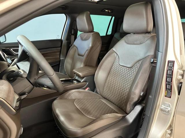 Foto do veículo JEEP COMMANDER  OVERLAND TD380 4X4 TURBO DIESEL 2022 45.950 KM 209.900,00