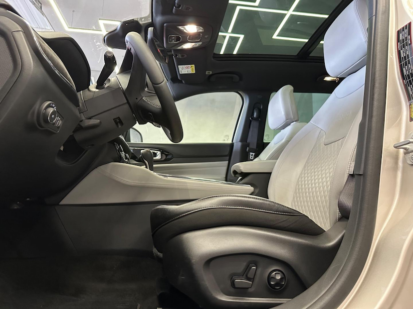 Foto do veículo JEEP COMMANDER  OVERLAND T270 TURBO FLEX 2022 22.100 KM 188.900,00