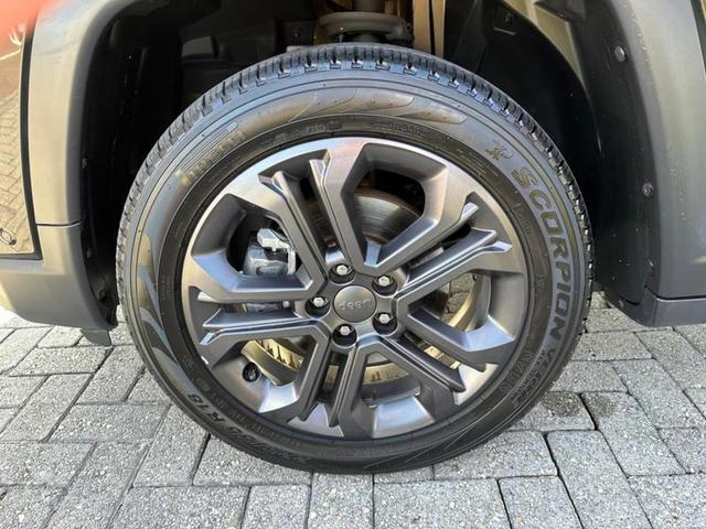 Foto do veículo JEEP COMPASS  T270 80 ANOS 1.3 TB 4X2 FLEX AUT 2022 32.300 KM 141.900,00