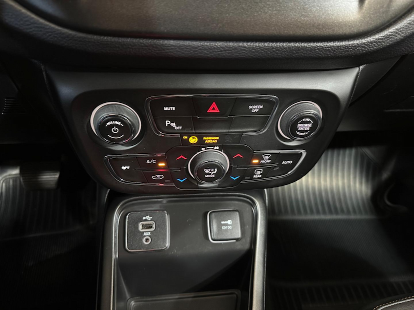 Foto do veículo JEEP COMPASS  2.0 SPORT 4X2 16V GASOLINA 4P AUT 2018 74.160 KM 89.900,00