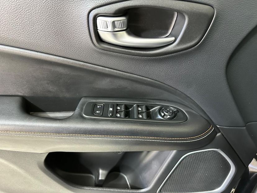 Foto do veículo JEEP COMPASS  2.0 SPORT 4X2 16V GASOLINA 4P AUT 2018 74.160 KM 89.900,00