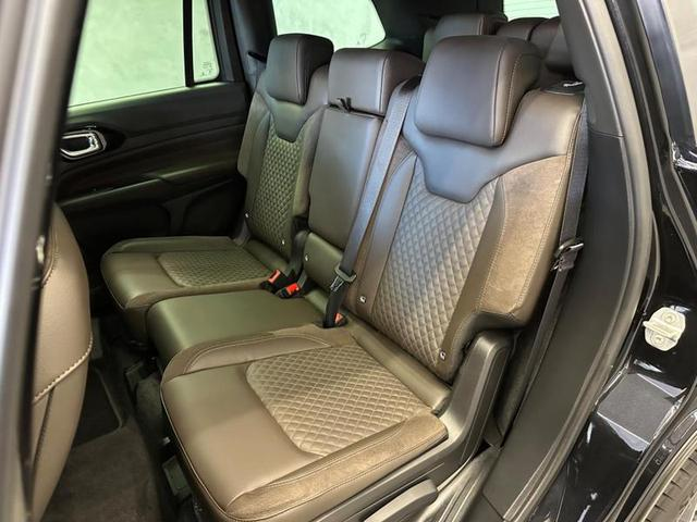 Foto do veículo JEEP COMMANDER  OVERLAND TD380 4X4 TURBO DIESEL 2023 13.426 KM 225.900,00