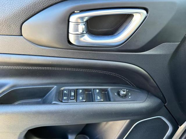 Foto do veículo JEEP COMPASS  LONG TF 2022 24.921 KM 135.900,00